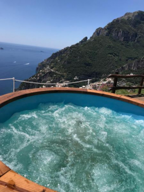 VILLA LA TAGLIATA spectacular jacuzzi tub amazing view and private parking garage Positano